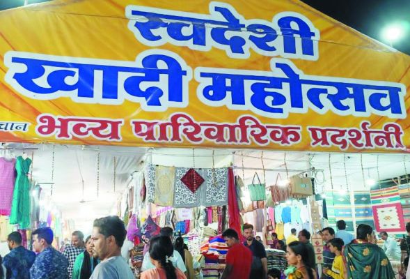 रायपुर में स्वदेशी खादी महोत्सव बना सभी का आकर्षण का केंद्र