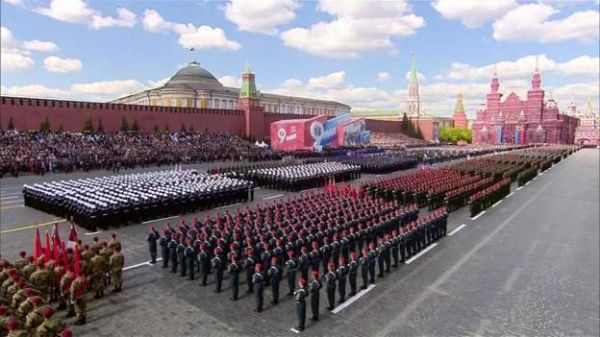 रूस: विक्ट्री डे परेड में पुतिन ने कहा, दुनिया 'टर्निंग प्वाइंट' पर है
