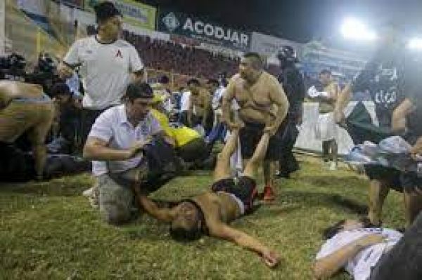 अल सल्वाडोर में फुटबॉल स्टेडियम में भगदड़ में कम से कम नौ लोगों की मौत