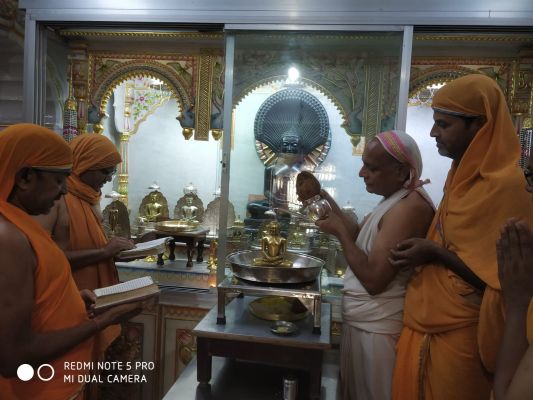 दिगम्बर जैन बड़े मंदिर मे रजत कलशो सें किया शांति धारा