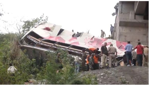 जम्मू में बस के पुल से गिरने से आठ लोगों की मौत, 20 अन्य घायल