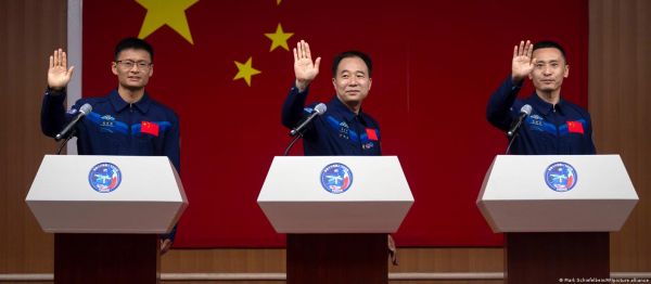 चीन ने भेजा पहला सिविलियन अंतरिक्ष में