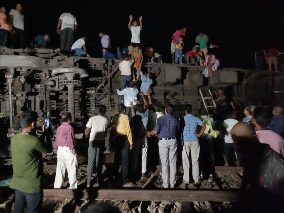 बालासोर ट्रेन हादसा, ख़ौफ़नाक मंज़र चश्मदीदों ने बताया
