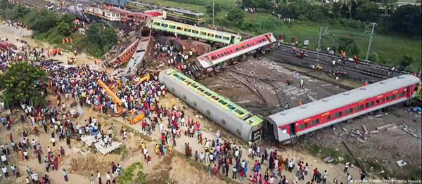 ओडिशा ट्रेन दुर्घटना: रेल मंत्री के इस्तीफ़े की उठी मांग, कौन क्या बोला?