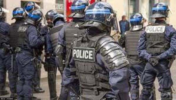 फ़्रांस में 17 साल के युवक की मौत के बाद बवाल, कई जगह हिंसक प्रदर्शन