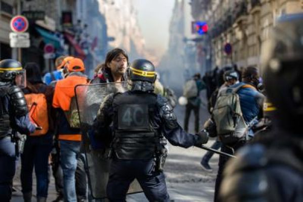 फ्रांस में पुलिस द्वारा एक लड़के की हत्या पर हिंसक विरोध प्रदर्शन, 77 गिरफ्तार