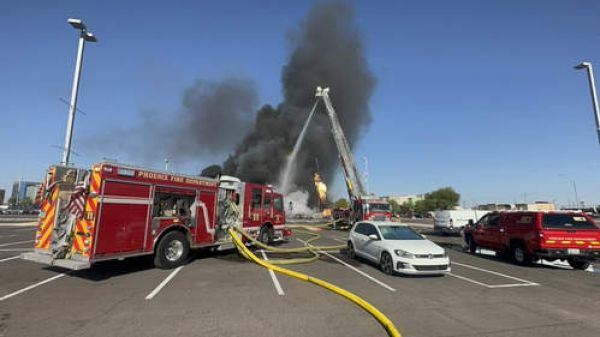 प्रोपेन टैंक में विस्फोट के बाद फीनिक्स हवाई अड्डे के पास भीषण आग