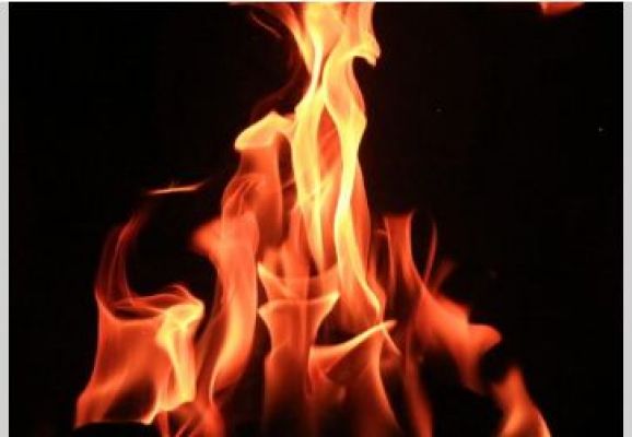 ग्रेटर नोएडा के अपार्टमेंट में आग लगने से दो लोग बाल-बाल बचे