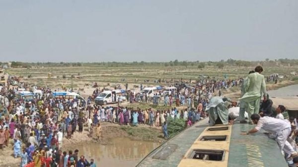 पाकिस्तान में ट्रेन पटरी से उतरी, 30 लोगों की मौत, 100 घायल