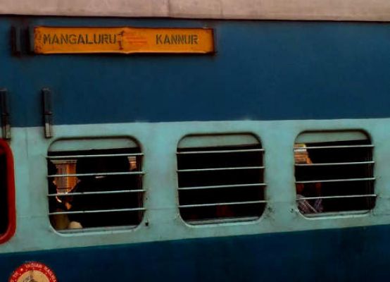 केरल में तीन ट्रेनों पर पथराव, जांच जारी