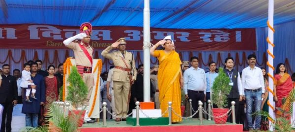 बिलासपुर में 11 प्लाटूनों ने भव्य एवं आकर्षक परेड का किया प्रदर्शन शहीदों के परिजन सम्मानित
