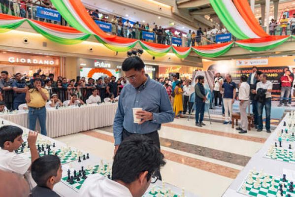 शतरंज के उस्ताद विशी आनंद ने एक साथ प्रदर्शनी मैच में 22 खिलाड़ियों का सामना किया