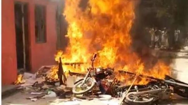 पाक के फ़ैसलाबाद में कुरान के कथित अपमान पर हिंसक प्रदर्शन, चर्चों में लगाई गई आग