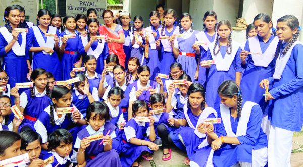 समाजसेवी ममता ने सरकण्डा के मुक और  बधीर बच्चों को सिखाई मौली राखियां बनाना 