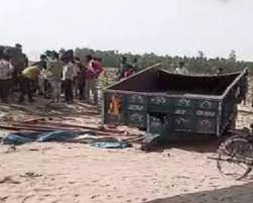 उप्र : ट्रैक्टर-ट्रॉली नदी में गिरने से नौ लोगों की मौत, छह जख्मी