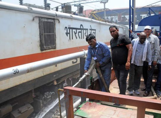 दिल्ली में लोकल ट्रेन का डिब्बा पटरी से उतरा
