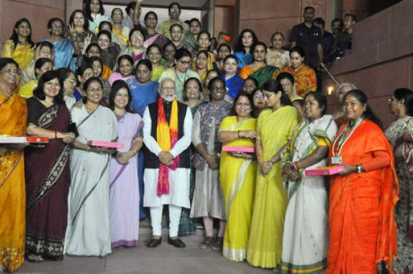 पीएम मोदी पहुंचे भाजपा मुख्यालय, महिला सांसदों और कार्यकर्ताओं ने किया अभिनंदन