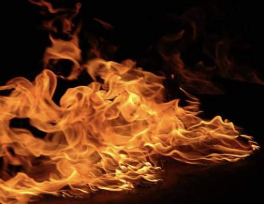 प्रयागराज में कार गोदाम में आग लगने से 2 करोड़ के 16 चार पहिया वाहन जलकर खाक