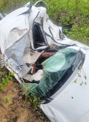 बेकाबू कार पेड़ से टकराई, 2 दोस्तों की मौत
