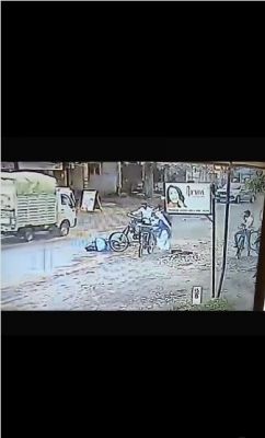सड़क के गड्ढे में गिरी छात्रा बस की चपेट में, भाजपा सीएम को दोषी ठहराया