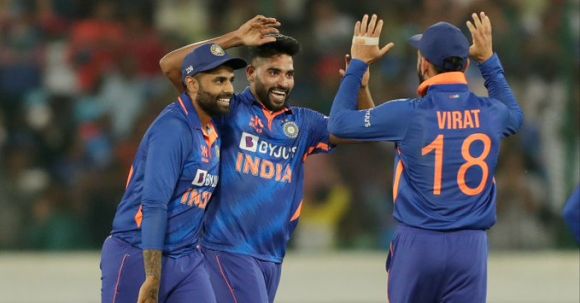 एशियन गेम्स: भारतीय क्रिकेट टीम ने बांग्लादेश को बुरी तरह हराया, फ़ाइनल में पहुँची