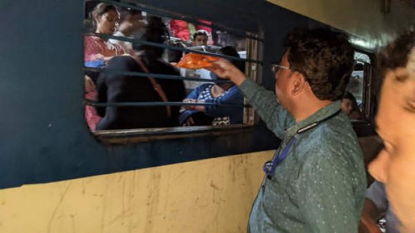 तेज रफ्तार से चल रही ट्रेन में मच गई चीख पुकार, ग्रामीण बने मददगार