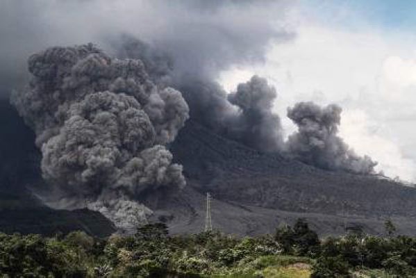 इंडोनेशिया का इबू ज्वालामुखी फटा