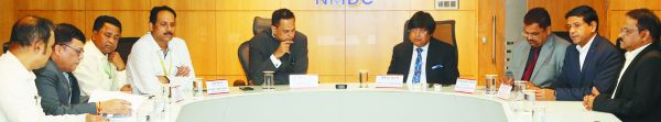अभियानों-योजनाओं पर एनएमडीसी  की केन्द्रीय सचिव श्रीनिवास से चर्चा