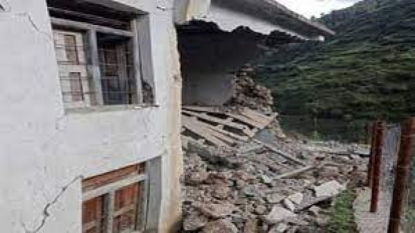 नेपाल में भूकंप के तेज़ झटके, घरों में आईं दरारें