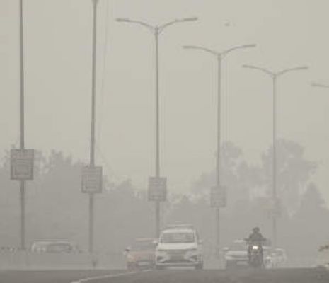 दिल्ली में प्रदूषण फिर 'गंभीर', घुंट रहा दम