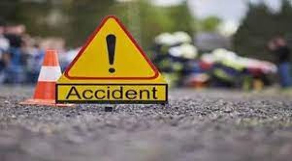 गोरखपुर में सड़क किनारे खड़ी बस को ट्रक ने टक्कर मारी, छह की मौत, 25 घायल
