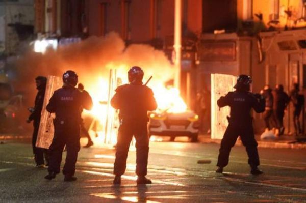 आयरलैंड में बच्चों पर चाकू से हमले के बाद भड़का दंगा, जानिए पूरा मामला