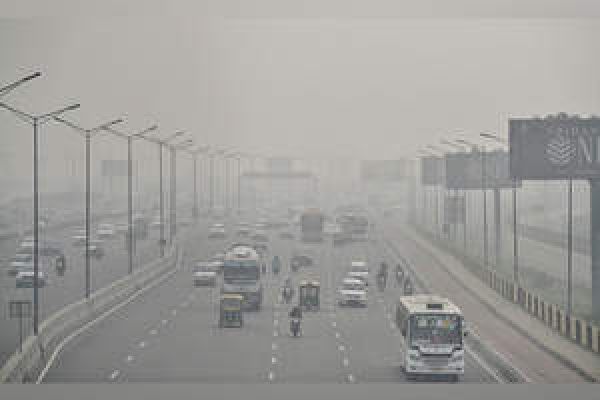 दिल्ली की वायु गुणवत्ता 'बहुत खराब', कई इलाकों में 'गंभीर' श्रेणी में पहुंचा एक्यूआई