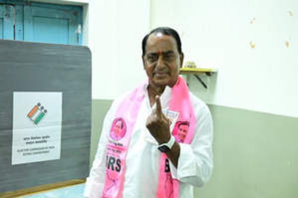 तेलंगाना चुनाव : बीआरएस मंत्री, विधायक ने पार्टी स्कार्फ पहनकर वोट डाला