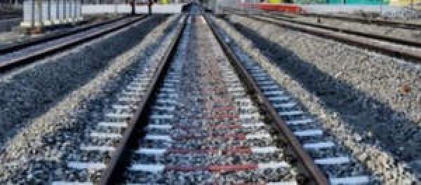 बिहार में रेलवे पटरी पर युवक-युवती का शव बरामद, आत्महत्या की आशंका