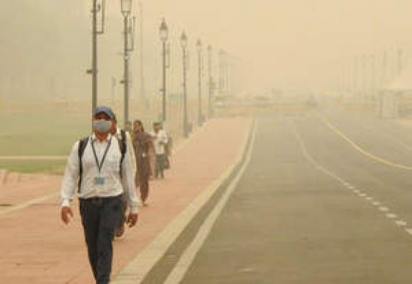 दिल्ली में छाया घना कोहरा, वायु गुणवत्ता 'गंभीर' श्रेणी में