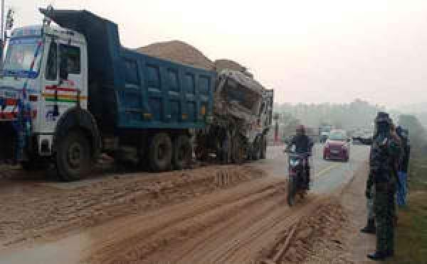 झारखंड : घाटशिला में दो ट्रकों के बीच टक्कर में 3 की मौत, एक घायल