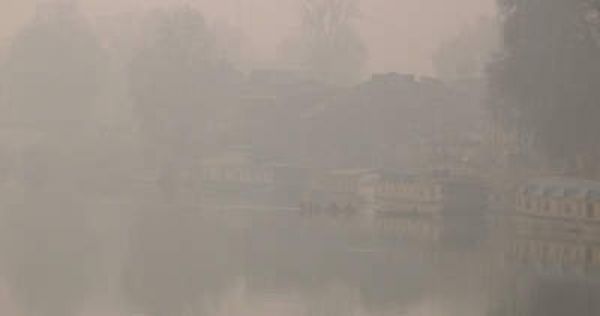 कश्मीर में छाया घना कोहरा, जबरदस्त ठंड ने बढ़ाई आम आदमी की मुश्किलें