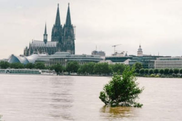 भारी बारिश के बाद बाढ़ से जूझ रहा जर्मनी