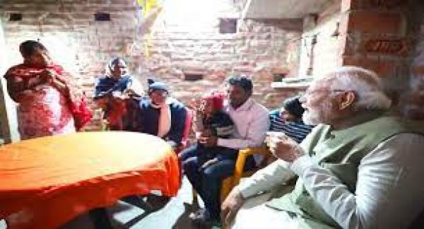 उज्‍ज्‍वला योजना की लाभार्थी के घर पहुंचकर प्रधानमंत्री ने चाय पी