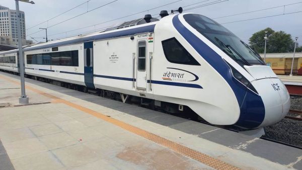 जम्मू-कश्मीर : प्रधानमंत्री मोदी ने कटरा में दूसरी वंदे भारत ट्रेन को हरी झंडी दिखाई