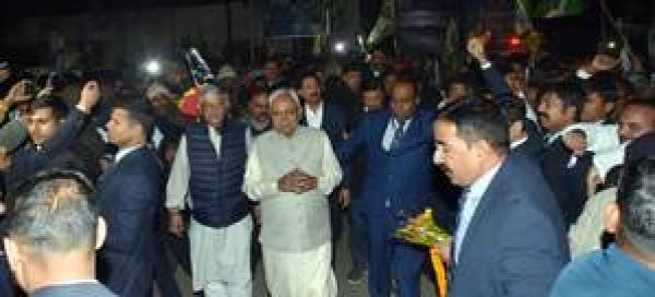 दिल्ली से पटना लौटे नीतीश कुमार, साथ में ललन भी रहे मौजूद, कार्यकर्ताओं ने किया भव्य स्वागत