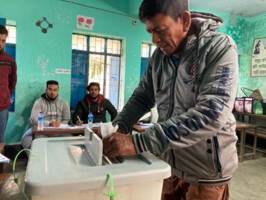 बांग्लादेश में आम चुनाव के लिए मतदान जारी, बीएनपी ने बहिष्कार किया