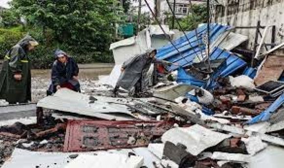 जापान में भूकंप के कारण रातोंरात बेघर हुए हजारों लोग अनिश्चितता की स्थिति में