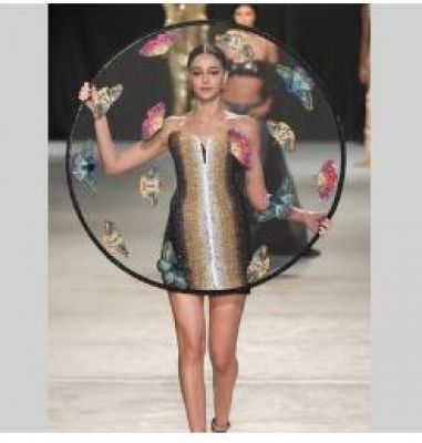 अनन्या पांडे ने पेरिस फैशन वीक में पहनी अतरंगी ड्रेस, हाथ में बड़ी सी जाली लेकर किया रैंप वॉक