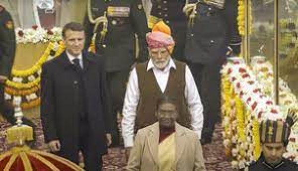 75वें गणतंत्र दिवस पर प्रधानमंत्री मोदी ने पहना रंग-बिरंगा बांधनी साफा