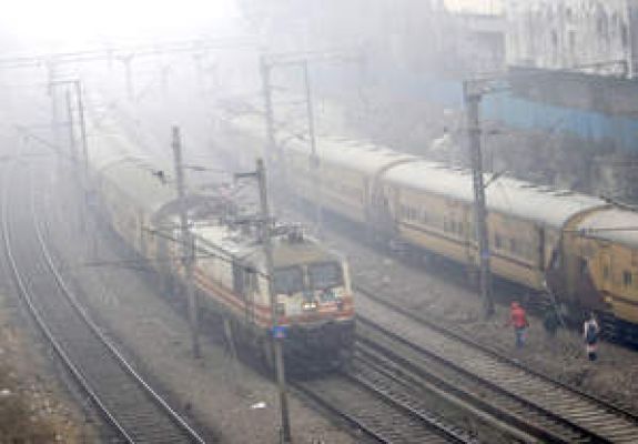 घने कोहरे के चलते नॉर्दन रेलवे की 33 ट्रेन चल रही हैं लेट