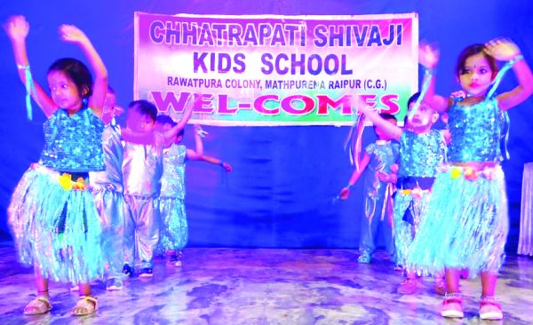 छत्रपति शिवाजी स्कूल वार्षिकोत्सव में नर्सरी के बच्चों द्वारा रंगारंग प्रस्तुति