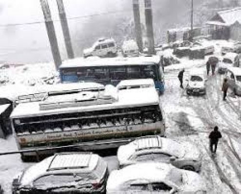 हिमाचल: दो दिनों की बर्फबारी के बाद चार राष्ट्रीय राजमार्गों समेत 500 से ज्यादा सड़कें बंद