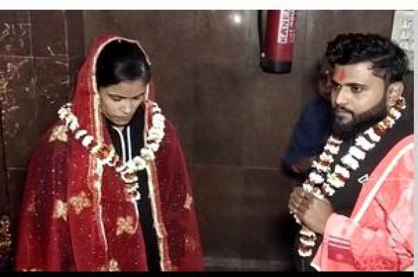 बिहार : पीछा छुड़ाकर भागने की तैयारी में था प्रेमी, प्रेमिका पहुंची थाने, मंदिर में हुई शादी